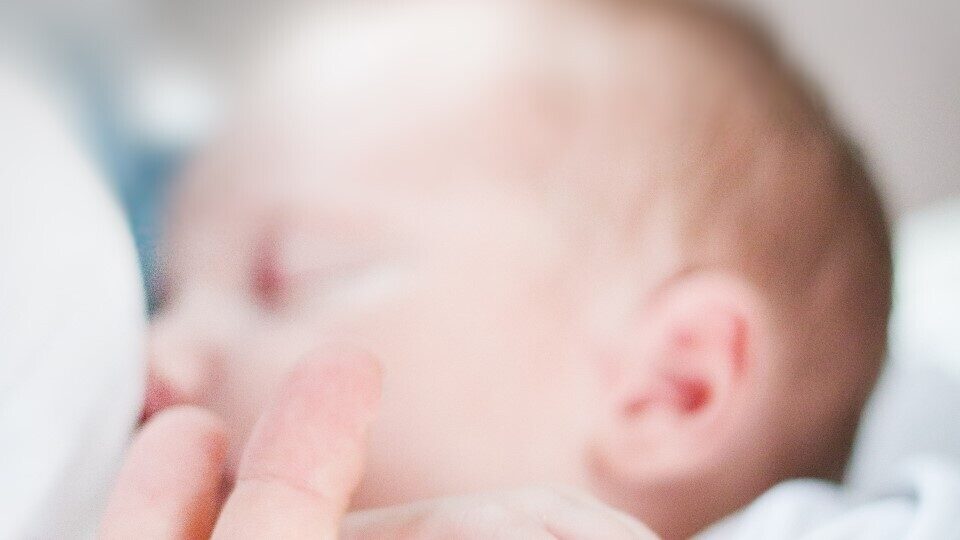 Μελέτη εντόπισε ανησυχητικά επίπεδα του «παντοτινού χημικού» στο μητρικό γάλα