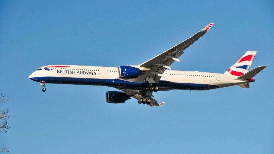 Με απώλειες ρεκόρ, η μητρική της British Airways ζητά ψηφιακά διαβατήρια υγείας