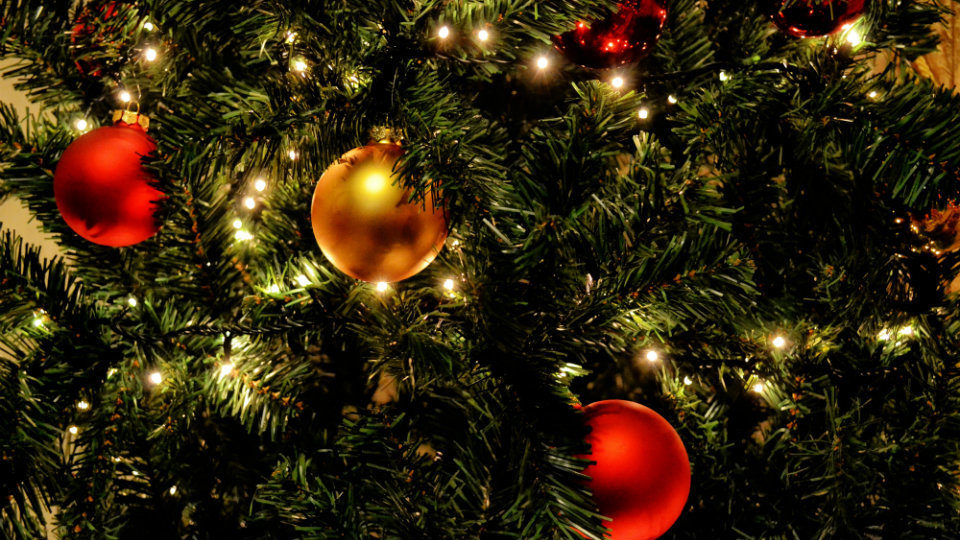 Ωράρια καταστημάτων και ΜΜΜ για τα Χριστούγεννα και την Πρωτοχρονιά