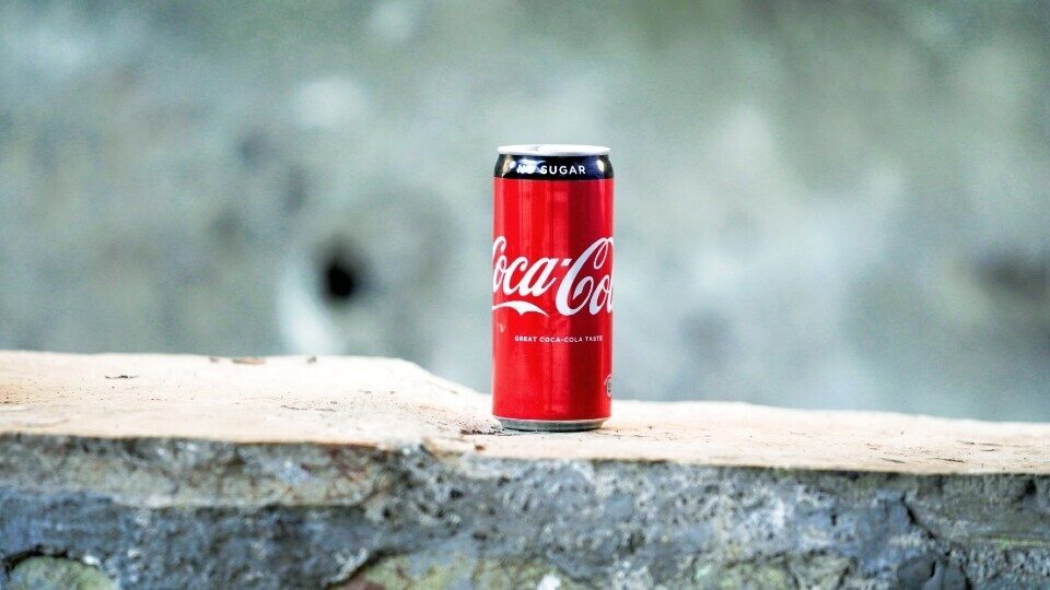 Η Coca-Cola «παραμένει πιστή στο όραμά της για έναν κόσμο χωρίς απορρίμματα»