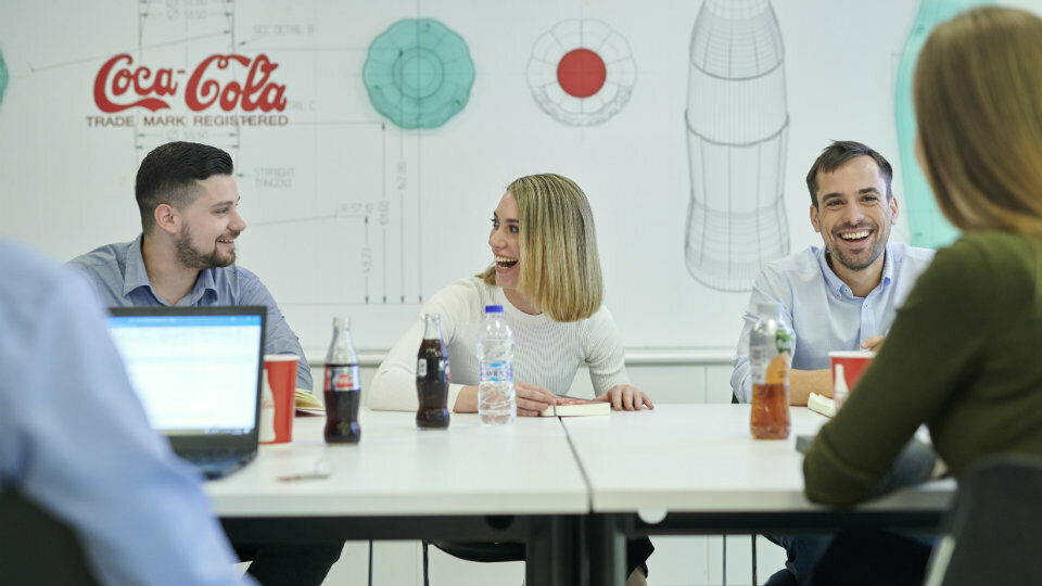 Coca-Cola Τρία Έψιλον: Γιατί η Γενιά Y την προτιμά σαν εργοδότη;