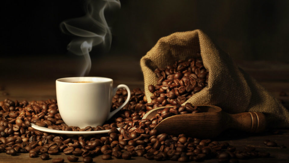 Κατατέθηκαν οι νέες αλλαγές - Στο 13% ο ΦΠΑ για τον καφέ και το τσάι στο ράφι