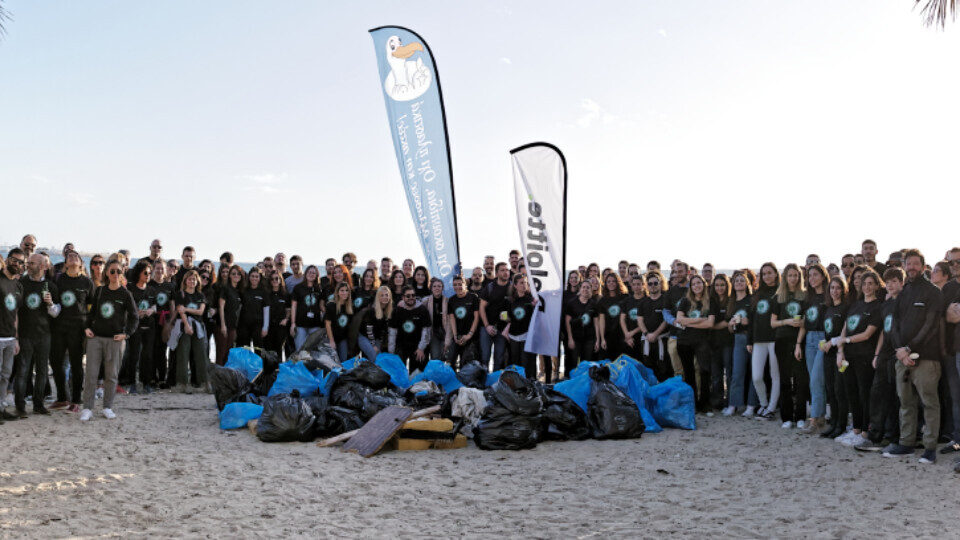 Πάνω από μισό τόνο σκουπιδιών καθάρισε η Deloitte σε Αθήνα και Θεσσαλονίκη