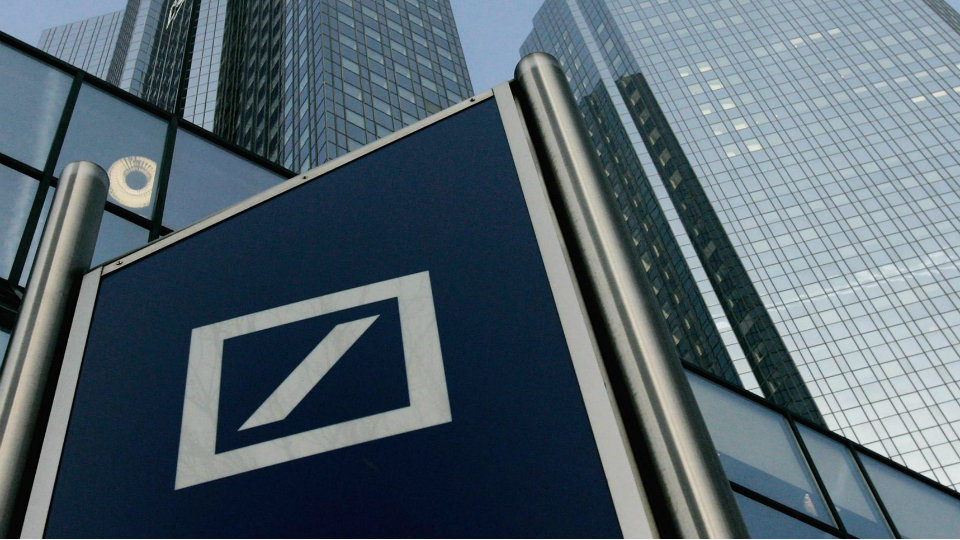 Κλυδωνίζεται η Deutsche Bank, «βουτιά» για τράπεζες - αγορές