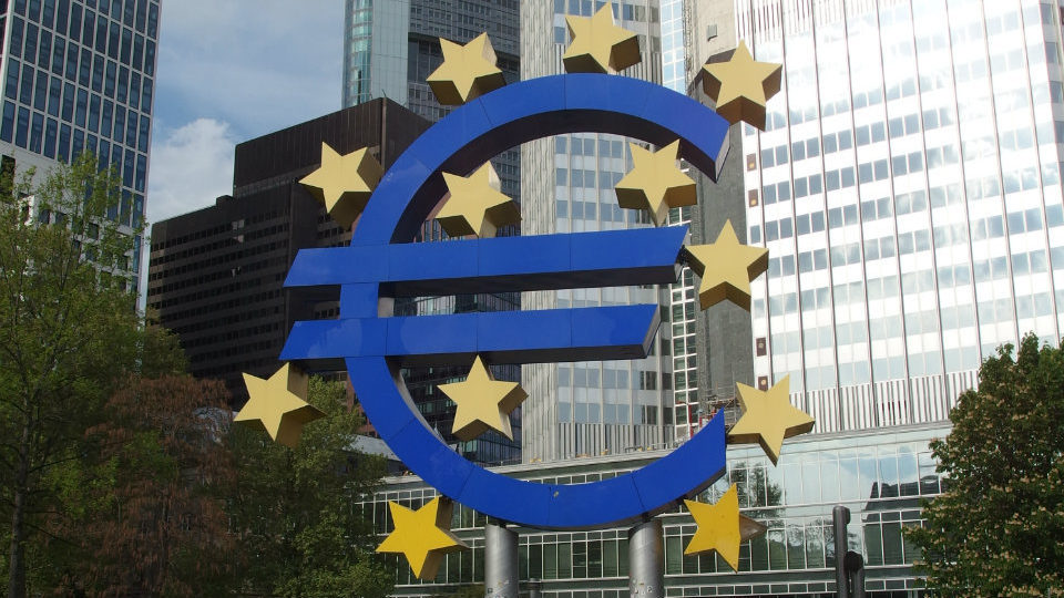Σταθερά διατηρεί τα επιτόκια η ΕΚΤ
