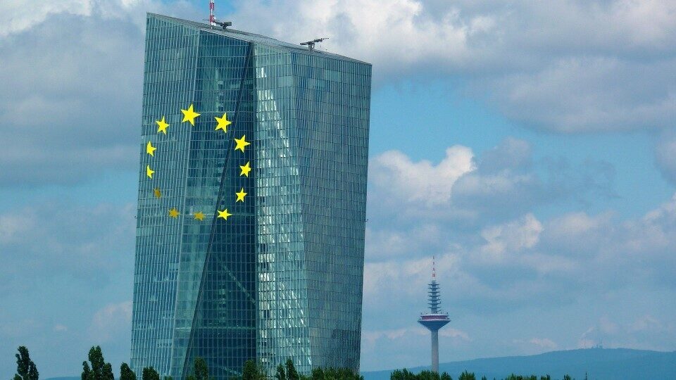 Στάση αναμονής για την ΕΚΤ πριν τα νέα μέτρα προς το τέλος του χρόνου