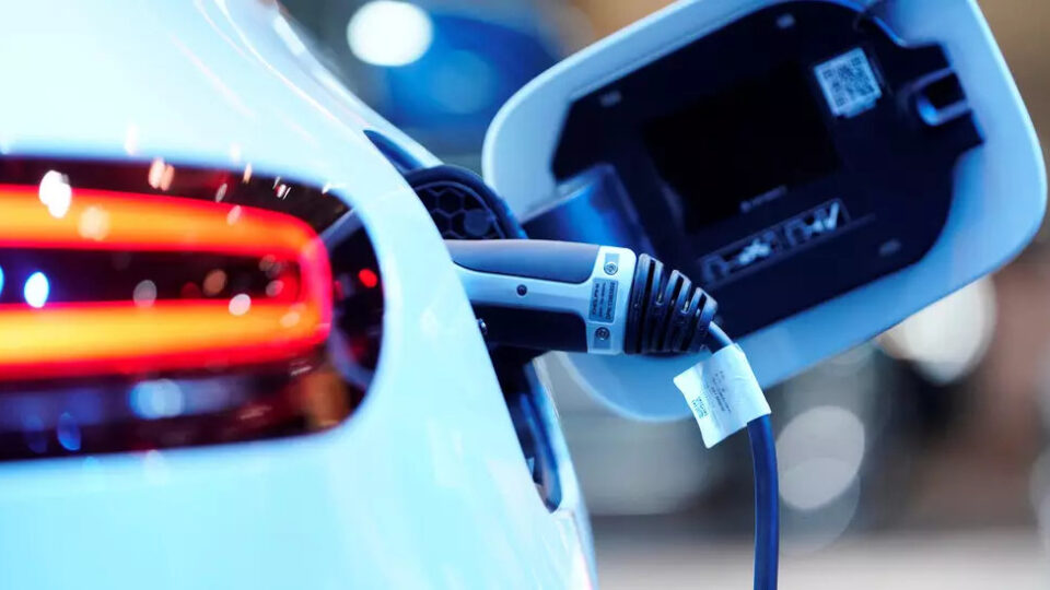 Τα ηλεκτρικά αυτοκίνητα «θα είναι φθηνότερα στην παραγωγή από τα συμβατικά» έως το 2027