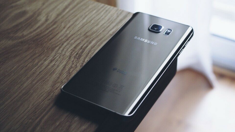 Η Samsung μειώνει την παραγωγή smartphones στην Κίνα λόγω του ανταγωνισμού