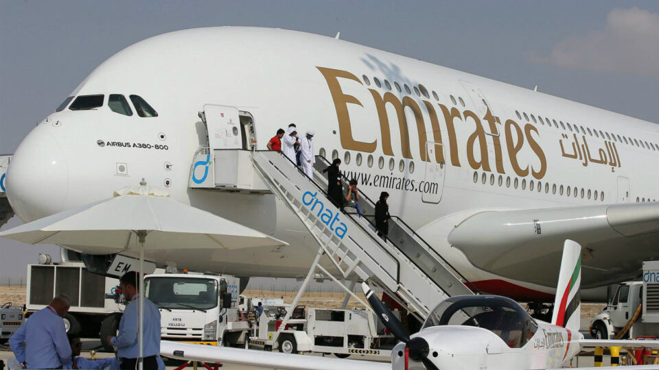 Emirates: Η πρώτη αεροπορική που καλύπτει τα ιατρικά έξοδα και έξοδα καραντίνας