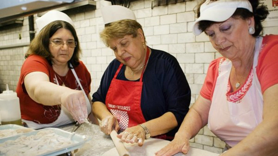Η Ελληνίδα γιαγιά σεφ που κάνει θραύση στην Νέα Υόρκη