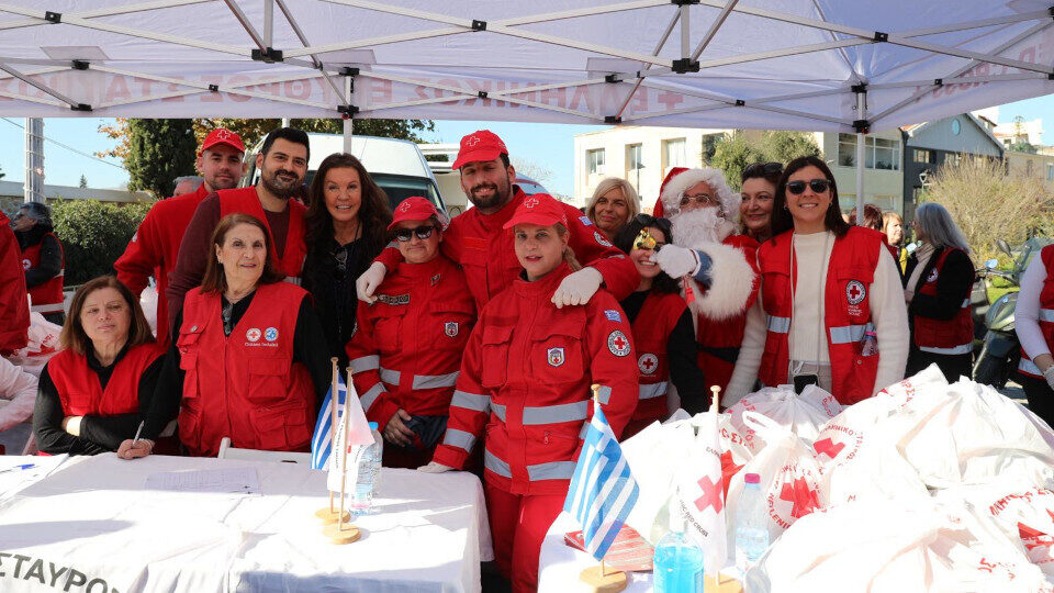 Εορταστικά γεύματα σε 250 άτομα από τον Ελληνικό Ερυθρό Σταυρό