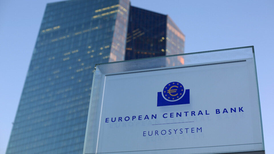 ΕΚΤ:  Διατηρεί αμετάβλητα τα επιτόκια, επαυξάνει τα προγράμματα αγοράς και επαναγοράς ομολόγων