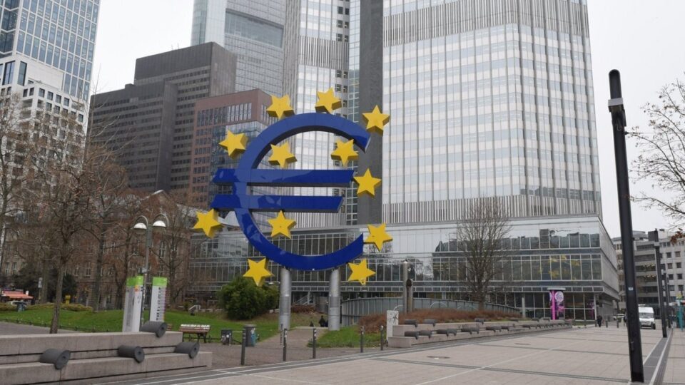 Οριακά σε ύφεση η Ευρωζώνη