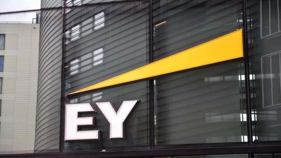 EY: Αλλαγή παρόχου σχεδιάζουν 1 στους 3 πελάτες υπηρεσιών διαχείρισης περιουσίας