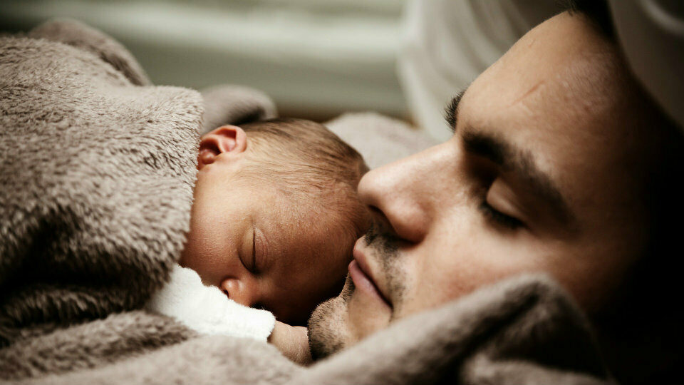 IWG: Άδεια πατρότητας - Τι συμβαίνει με τους νέους μπαμπάδες