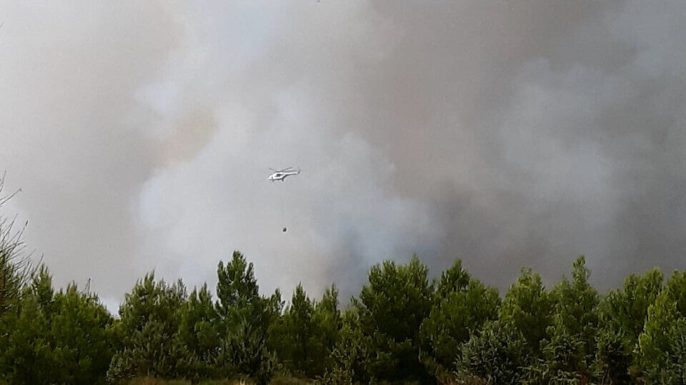 Για μήνες στην ατμόσφαιρα τα μικροσωματίδια από τις φωτιές – Αναγκαία η μάσκα υψηλής προστασίας