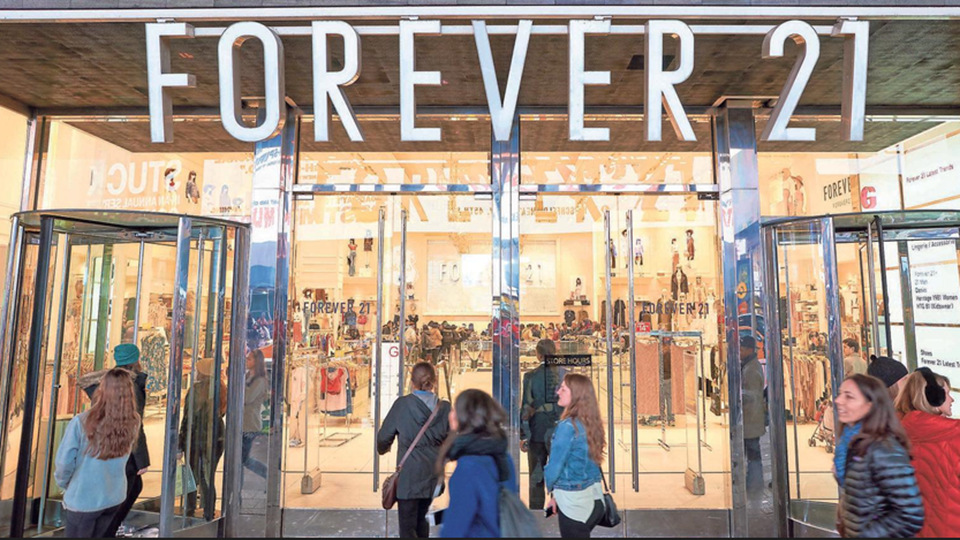 Σε πτώχευση η Forever 21 - Βάζει «λουκέτο» σε 178 καταστήματα