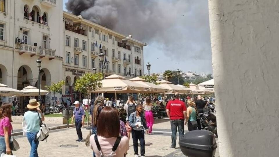 Θεσσαλονίκη: Φωτιά στο κτίριο του Βιοτεχνικού Επιμελητηρίου στην Αριστοτέλους