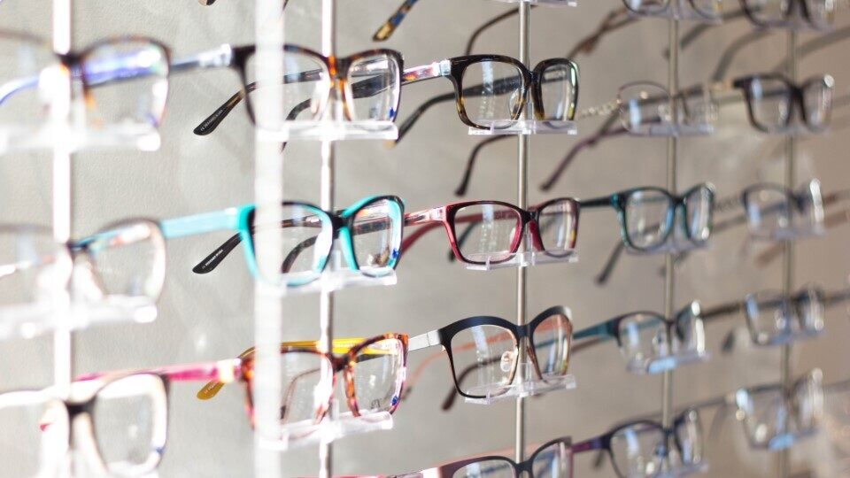 Όσοι φορούν γυαλιά ενδέχεται να είναι λιγότερο πιθανό να μολυνθούν με COVID-19