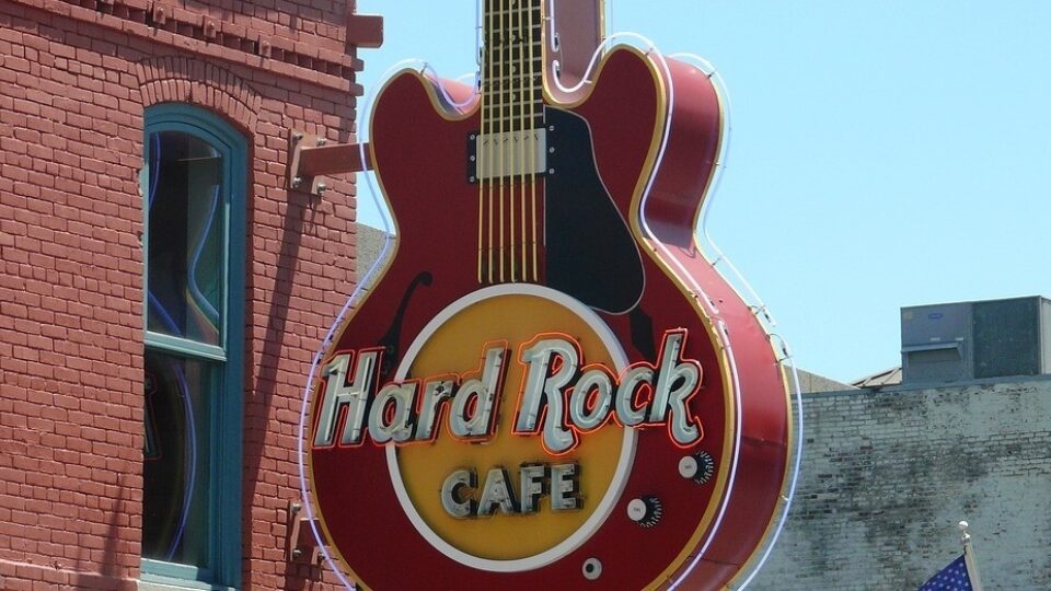 Hard Rock Cafe: Από το Λονδίνο στους Ινδιάνους και από εκεί στο Ελληνικό και τον Μπιθικώτση