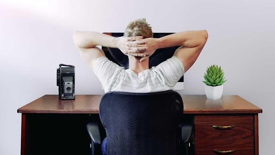 Πώς θα οργανωθείς καλύτερα και θα αποφύγεις το burnout όταν εργάζεσαι από το σπίτι
