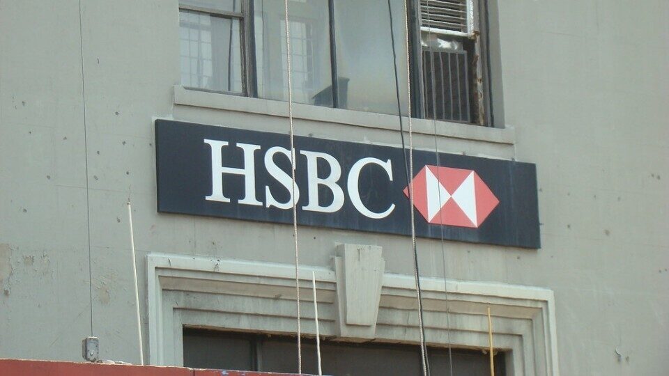 Η HSBC προχωράει σε περικοπές 35.000 θέσεων εργασίας