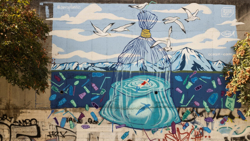 Δημιουργία γκράφιτι για τη θαλάσσια ρύπανση από την ​iSea​