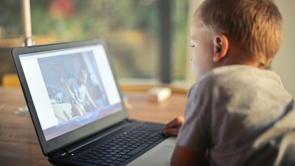 Kaspersky: Το 28% των γονέων ανησυχεί για το επιβλαβές διαδικτυακό περιεχόμενο
