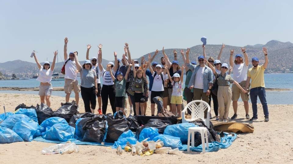 Εθελοντικός καθαρισμός παραλίας από τους εργαζομένους της Intrum Hellas