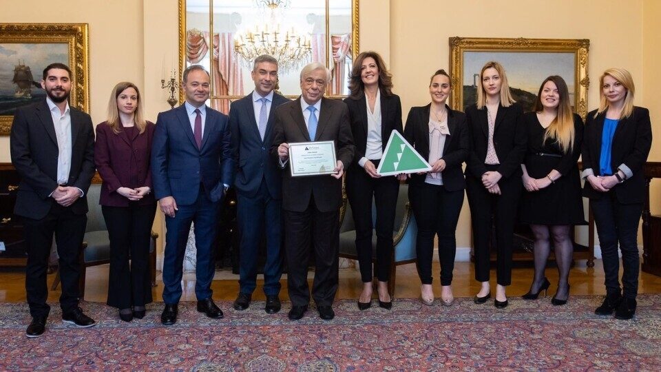 Junior Achievement Greece: Τιμητική πλακέτα στον Πρόεδρο της Δημοκρατίας