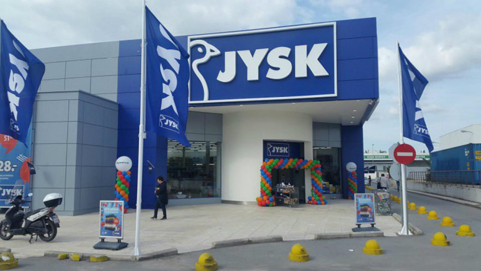 Υπάλληλος εξυπηρέτησης πελατών στην JYSK
