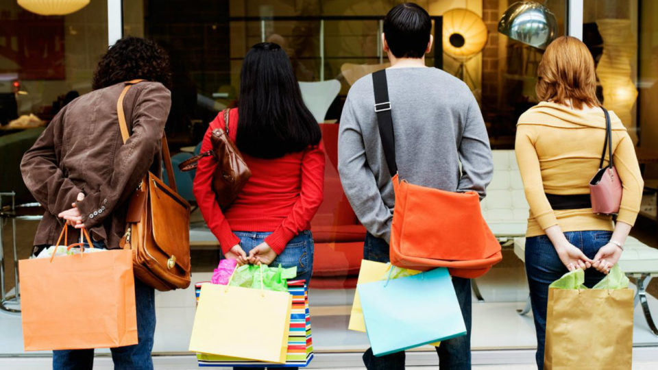 ΙΕΛΚΑ: Το 83% των καταναλωτών αναβάλλουν προσωπικές αγορές ή στρέφονται σε οικονομικότερες εναλλακτικές