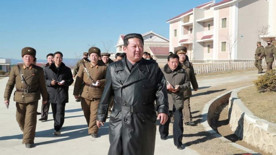 Η Βόρεια Κορέα απαγορεύει τα δερμάτινα παλτό - «Μην αντιγράφετε τον Kim»