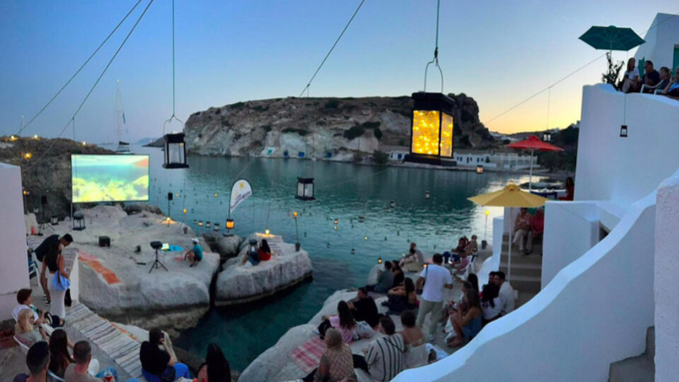 Cine Καλησπερίτης: Το πανέμορφο νομαδικό θερινό σινεμά που ταξιδεύει στο Αιγαίο