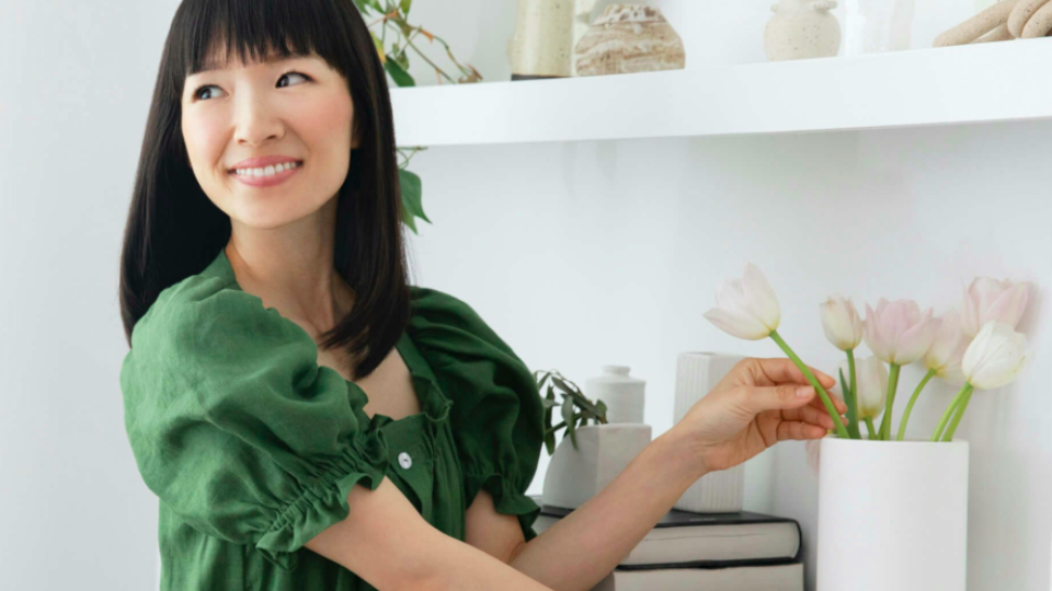 «KonMari»: Η Marie Kondo και η οργάνωση του σπιτιού ως μια ενδότερη μεταμορφωτική διεργασία