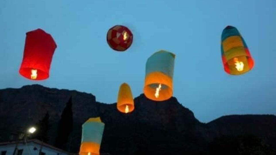 Το ελληνικό αναστάσιμο έθιμο με τα πολύχρωμα αερόστατα
