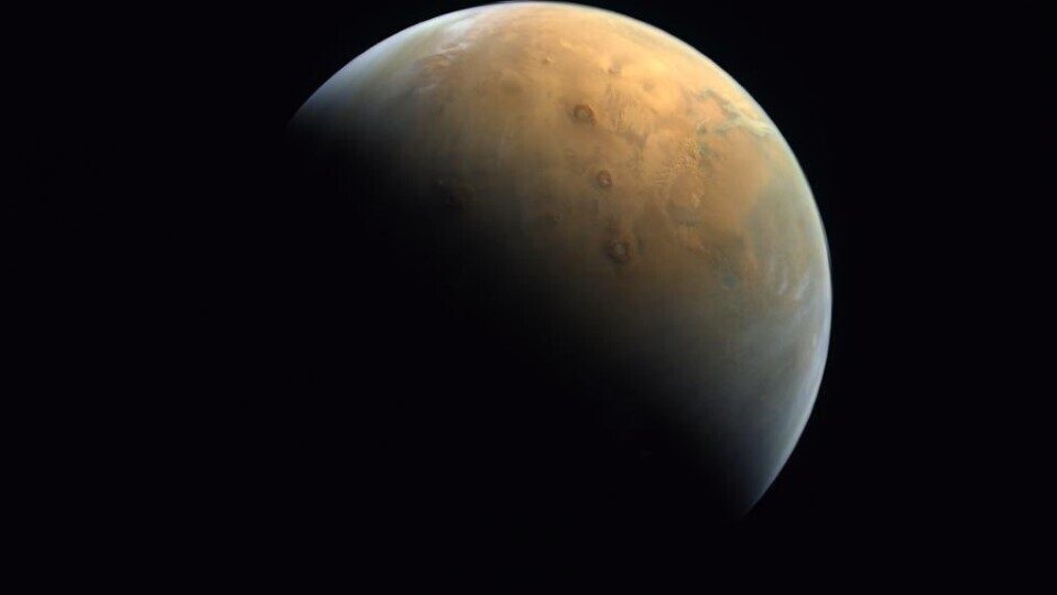 Ο Άρης αποκαλύπτεται, στην πρώτη φωτογραφία από το αραβικό διαστημόπλοιο