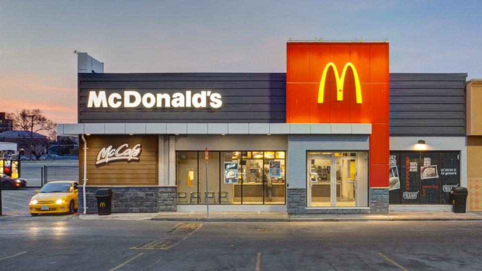 H McDonald's διώχνει τους ταμίες για την αντικατάστασή τους με μηχανήματα - Η Walmart τους φέρνει πίσω