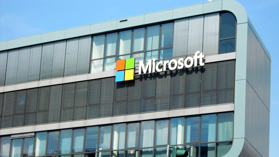 Στο κλαμπ «των λίγων»: Η μετοχή της Microsoft έπιασε το 1 τρις δολάρια