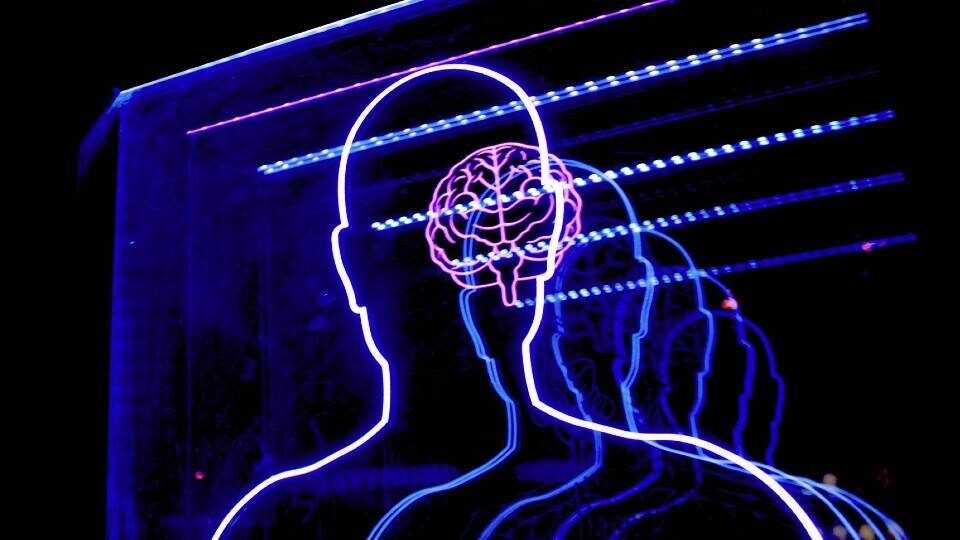 Δοκιμές εμφυτεύσιμης διεπαφής εγκεφάλου - υπολογιστή για τη θεραπεία της παράλυσης