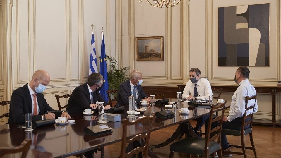 Με στελέχη της Fraport Greece συναντήθηκε ο Πρωθυπουργός για τη διεύρυνση επενδύσεων