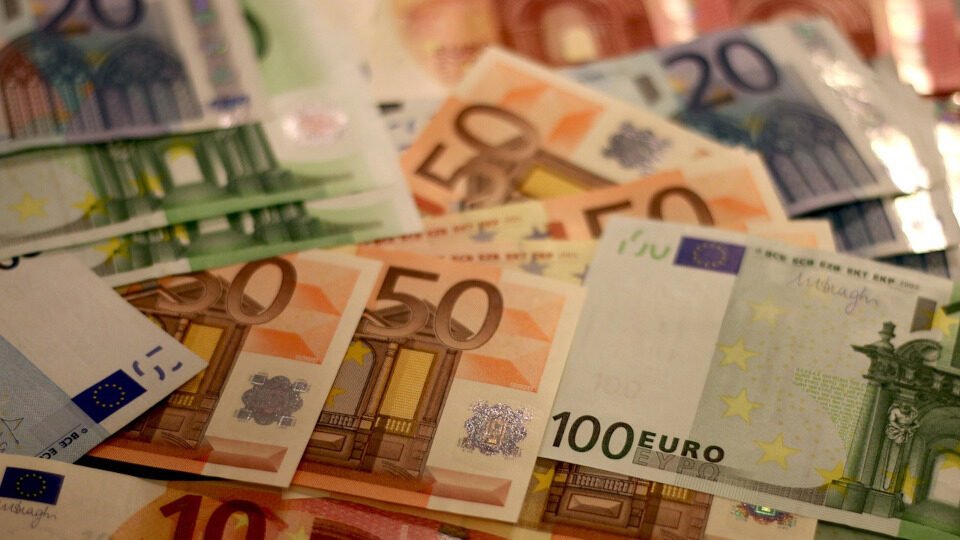 ΥΠΑΝ: Πρόστιμα 1,48 εκατ. ευρώ σε 11 επιχειρήσεις για παραπλανητικές εκπτώσεις
