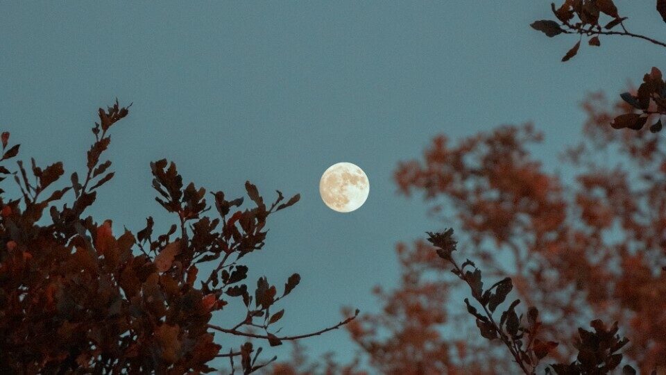 Το φεγγάρι «σκουριάζει» και η Γη είναι εν μέρει υπεύθυνη για αυτό