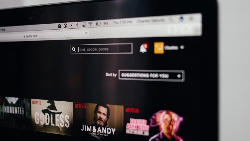 Netflix: Στο στόχαστρο ο «δανεισμός» κωδικών πρόσβασης στην υπηρεσία του