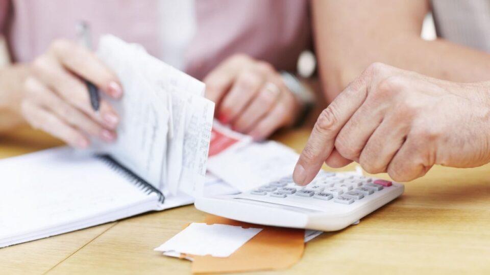 Οι Έλληνες μετά την κρίση: Πιο προσεκτικοί στα οικονομικά - θέλουμε να αποταμιεύσουμε αλλά...