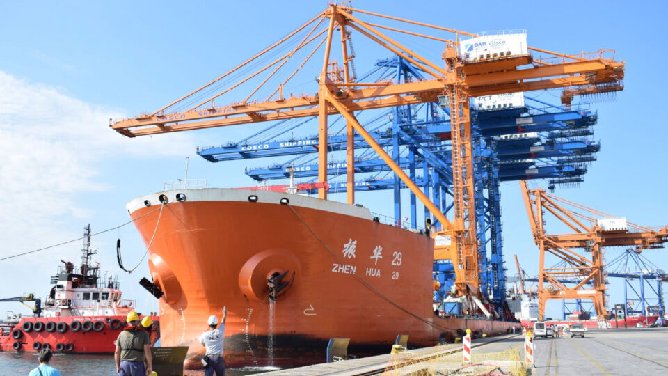 ΟΛΠ: Στον Πειραιά η γερανογέφυρα φορτοεκφόρτωσης πλοίων Super Post Panamax