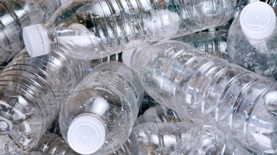 Greenpeace: Το 80% των πολιτών θέλει την μείωση της παραγωγής πλαστικού