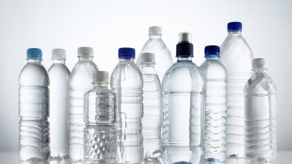 Πλαστικά μπουκάλια νερού: Μεγάλοι παραγωγοί με πρακτικές greenwashing;