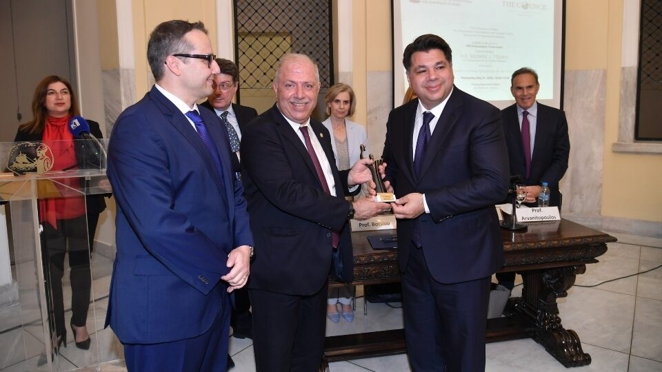 Απονομή του βραβείου «Προμηθέας» στον πρέσβη των ΗΠΑ στην Ελλάδα, George Tsunis