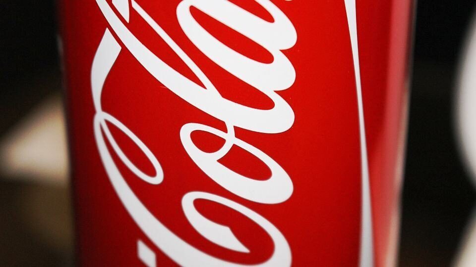 Η Coca-Cola HBC «παγώνει» όλες τις διαφημίσεις για τα brands της